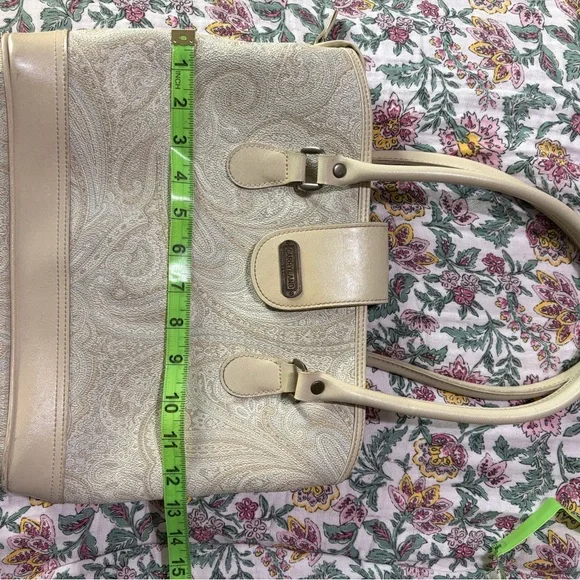 Chic Cream Paisley Tote Bag - Picture 12 of 13
